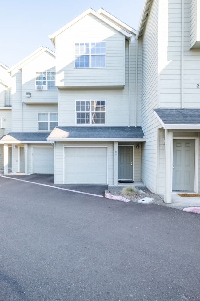 Building Photo - Stylish 2-Bedroom Condo Near OSU – Spaciou...