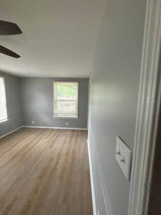 Building Photo - 3 Bedroom Home in Dearborn
