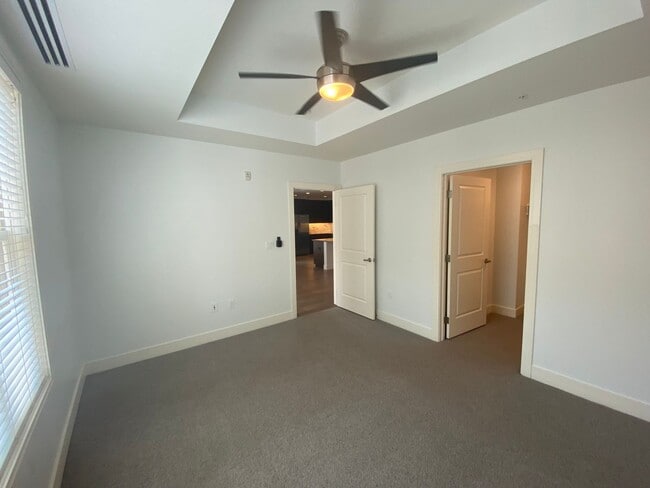 Building Photo - Updated One Bedroom Condo at The Peloton. ...