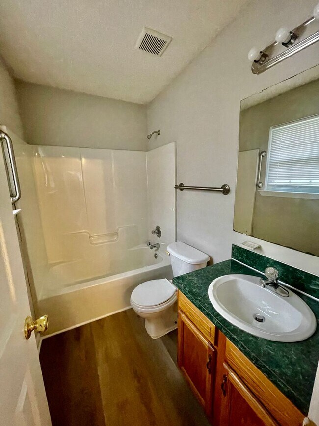 Building Photo - Welcome to this charming 3-bedroom, 2-bathroom home located in the vibrant city of Charlotte, NC.