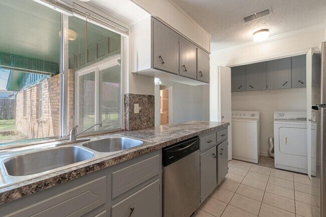 Building Photo - 418 Skyline Ave