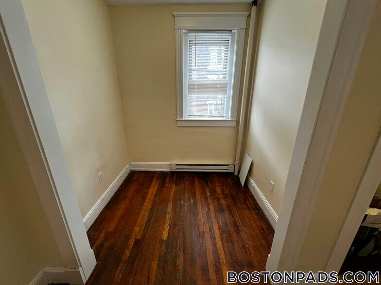 Building Photo - 55 Park Dr