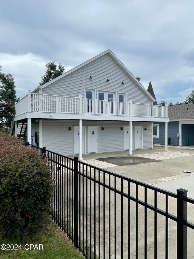 Building Photo - 4031 Oak Forest Dr