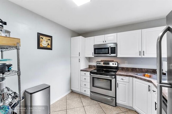 Building Photo - 2534 NW 49th Terrace