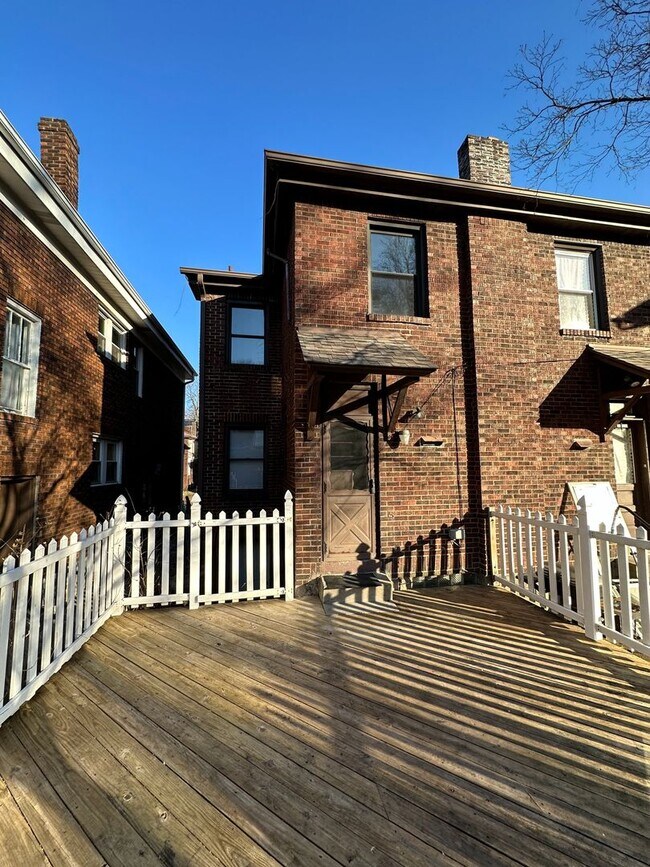 Building Photo - Charm & Convenient Rental Near Greenfield and Squirrel Hill – Available Now!