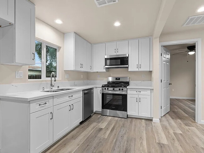 Building Photo - 1032 Pendegast St