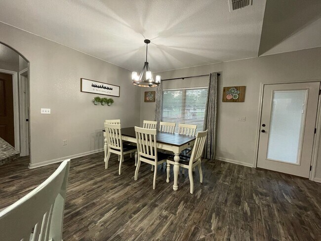 Building Photo - Gorgeous 3 BD/2 BA Home on 2 ACRES in La V...
