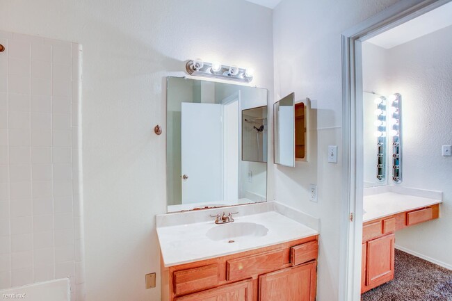 Building Photo - 2 br, 2.5 bath Townhome - 17423 Red Oak Dr...