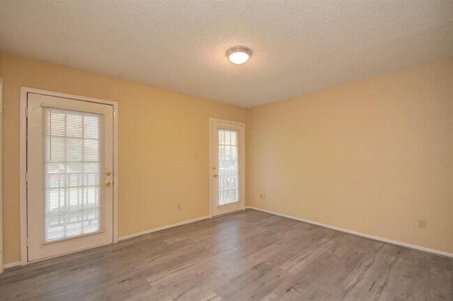 Building Photo - 10615 Briar Forest Dr