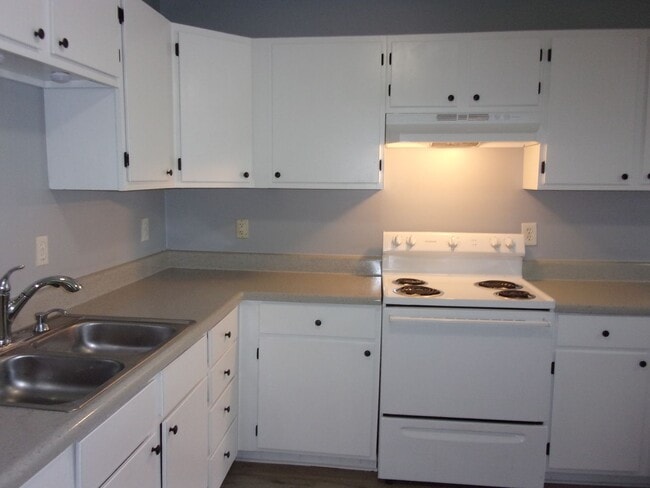 Building Photo - Freshly Updated 3 Bedroom 1 Bath Home in C...