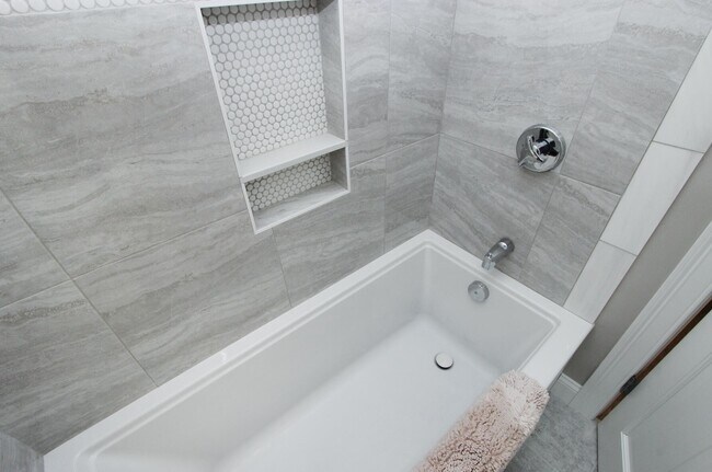 Building Photo - 2 Sanford St