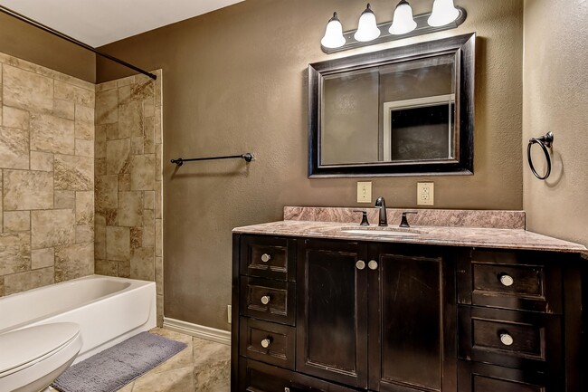 Building Photo - 806 E Rosedale St