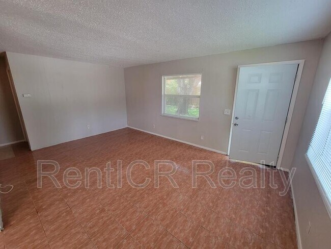 Building Photo - 3135 Pine Tree Ave