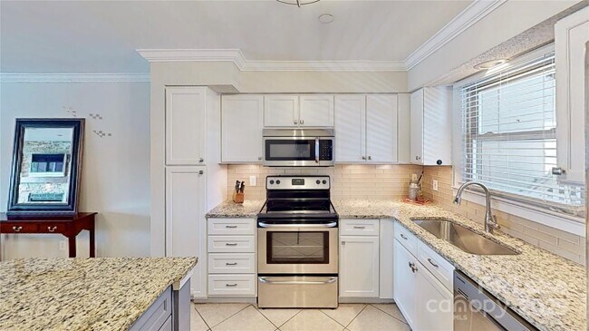 Building Photo - 9816 Emerald Point Dr