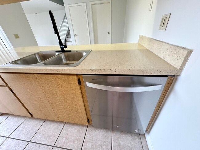 Building Photo - 563 Green Springs Pl
