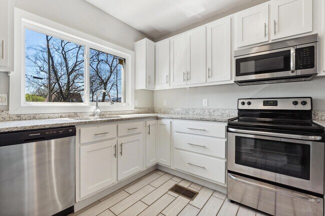 Building Photo - 1906 Vine St