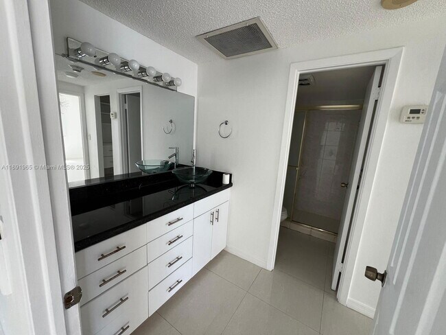 Building Photo - 500 Bayview Dr