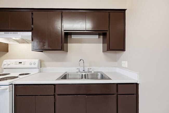 Building Photo - Centrally Located Townhome