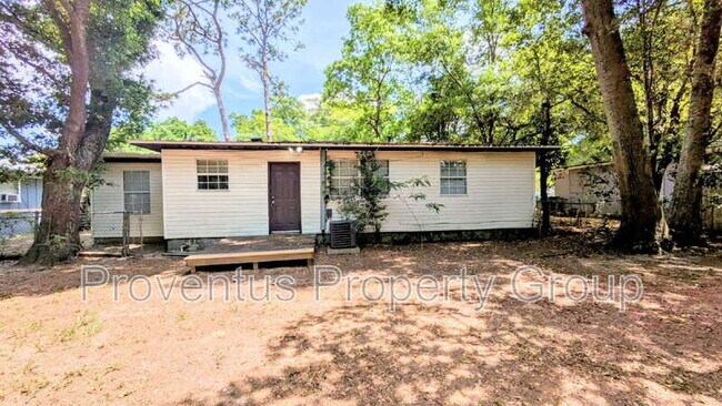 Building Photo - 4527 Versailles Dr