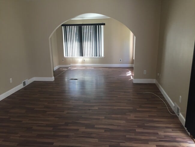 Building Photo - 2 bedroom 1 bath freshly painted in Redford