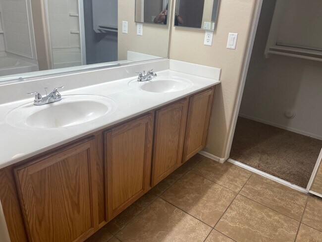 Building Photo - San Tan Valley, 4 bed, 3 bath, huge loft, 2300 sqft