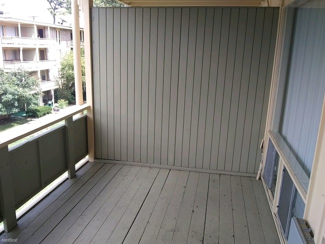 Building Photo - 3 br, 1.5 bath Condo - 7244 Donnell Pl Apt C2
