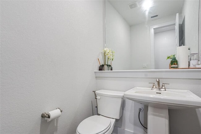 Building Photo - 6721 Empresa Dr
