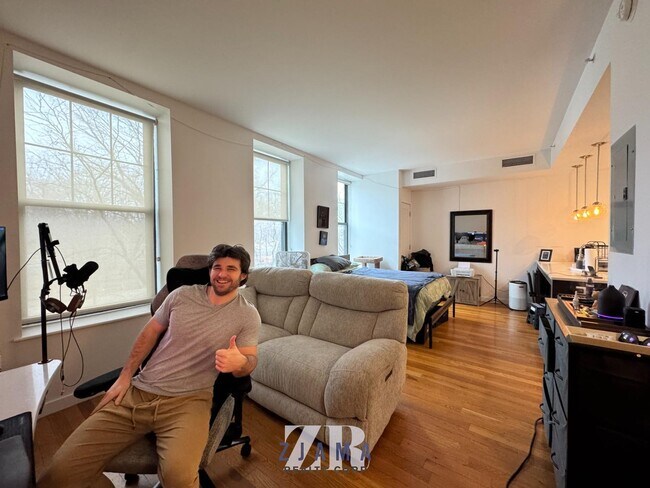 Building Photo - 123 Parkside Ave