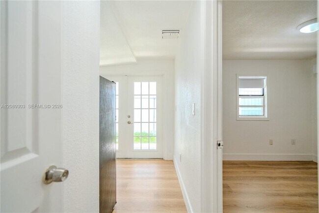 Building Photo - 27 SW 55th Avenue Rd