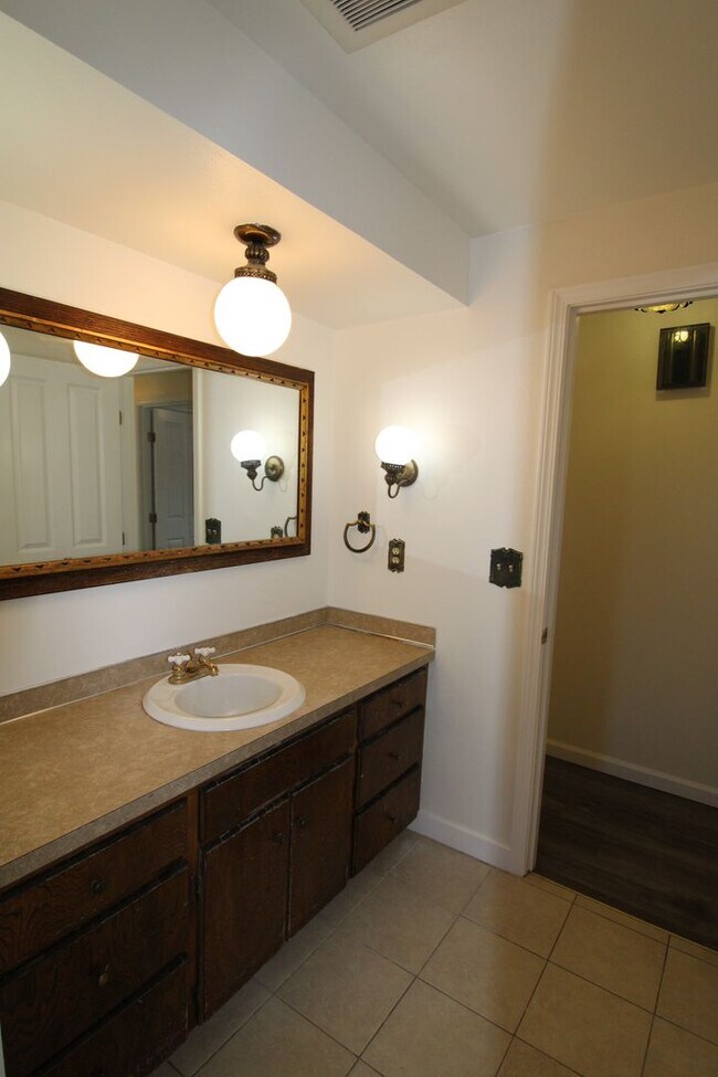 Building Photo - SPACIOUS 3+ BEDROOM SALMON CREEK/MOUNT VISTA MULTI-LEVEL HOME WITH LARGE FENCED YARD!