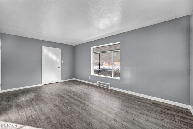 Building Photo - 422 E 222nd St