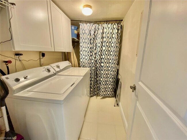 Building Photo - 145 Cypress Way E