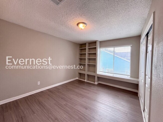 Building Photo - 4 Bed, 2.5 Bath with Fenced Yard & Garage / Pet-Friendly / Available Now!