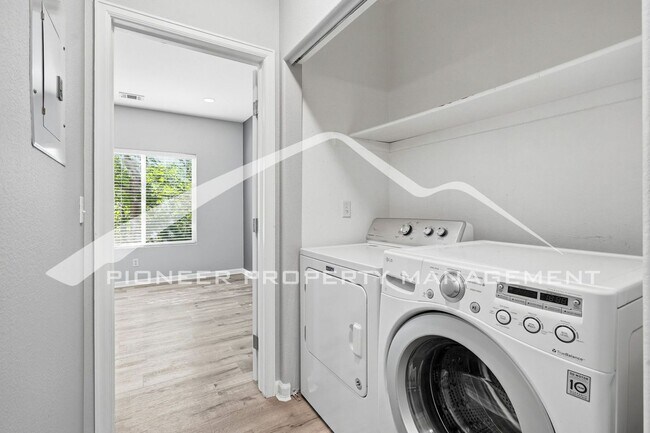 Building Photo - Spacious Condo with Central AC and Washer/Dryer