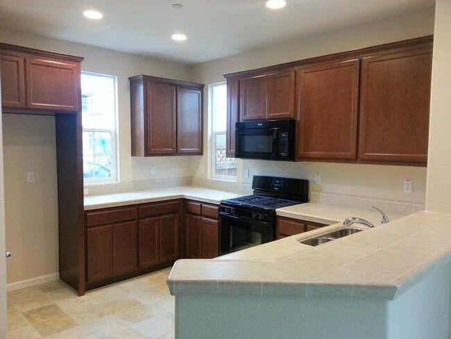 Building Photo - Beautiful 3 bedroom 2.5 bathroom home for rent in Lincoln!