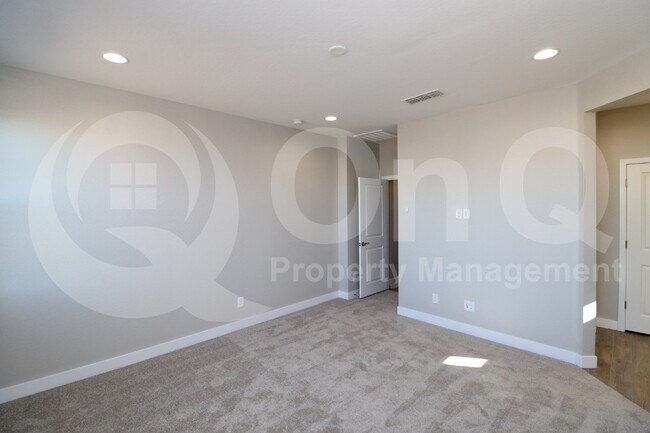 Building Photo - 5716 S Romano