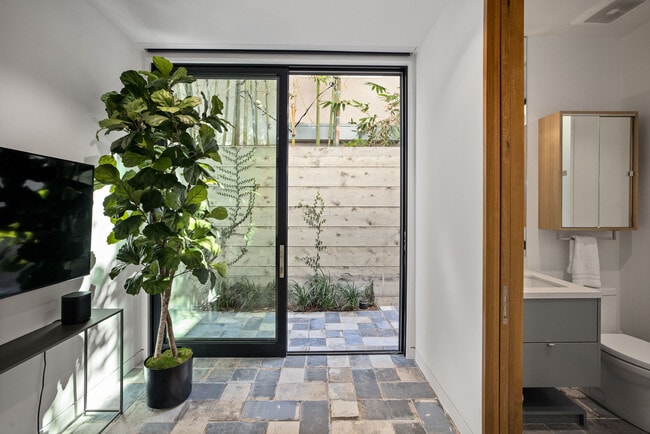 Building Photo - 124 15th Pl