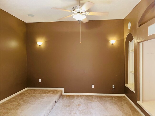 Building Photo - 10723 Lake Riata Ln