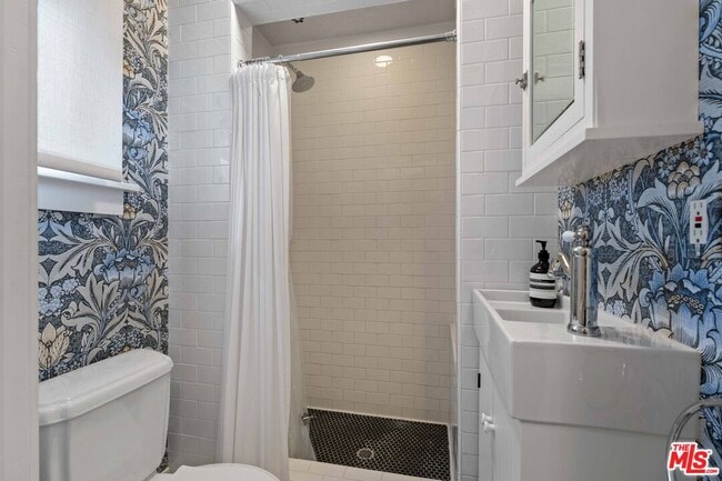 Building Photo - 8050 Jovenita Canyon Dr