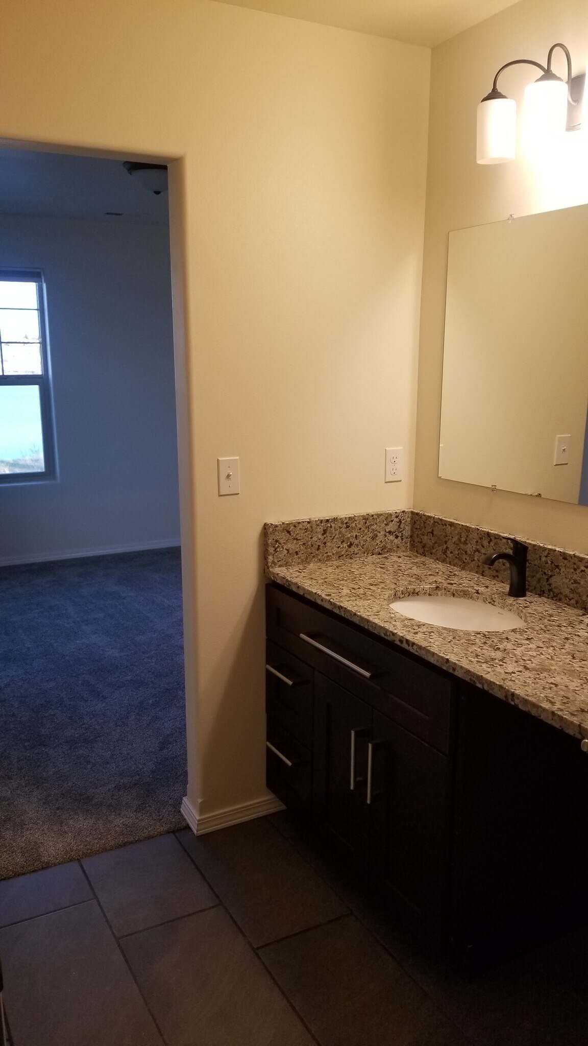 Building Photo - 1412 W Lakeside Dr