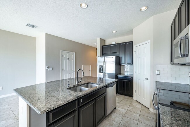 Building Photo - Beautiful Riverview Townhome