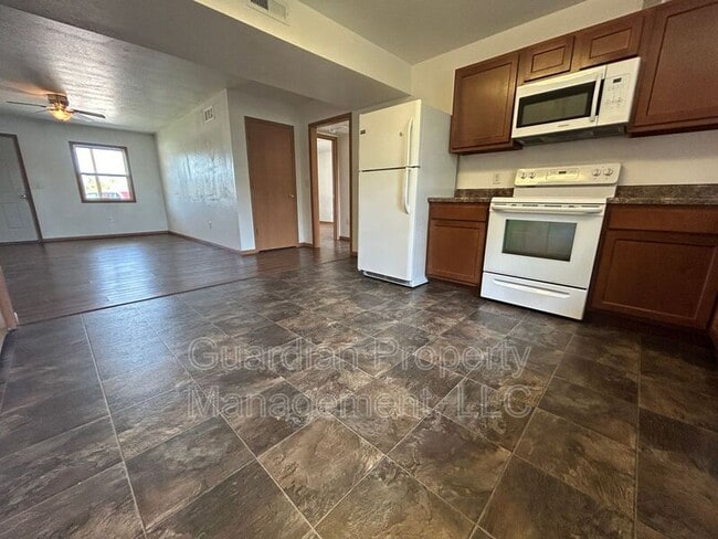 Building Photo - 330 E 4th St