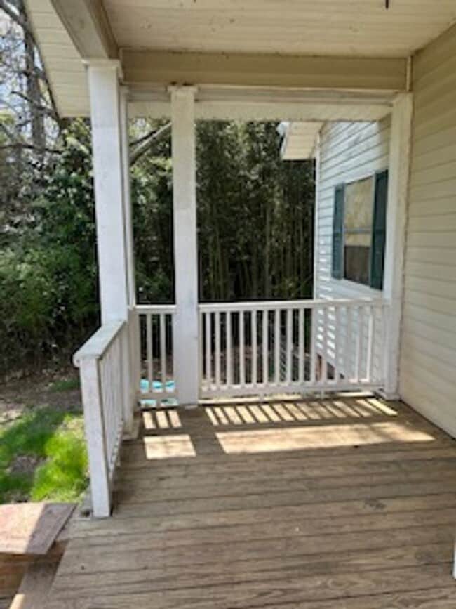 Building Photo - 68 Maple St