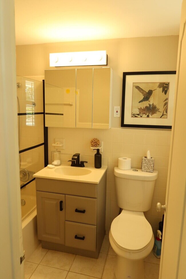 Building Photo - 1221 Hillsboro Mile