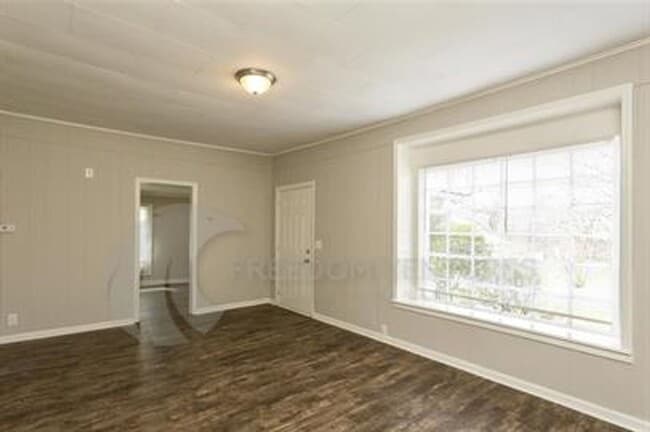 Building Photo - Spacious 3-Bed, 2-Bath in Pleasant Grove