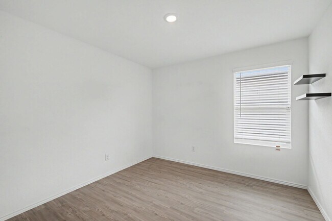Building Photo - 3 Bed in The Silos | No Carpet + Appliances Included + Community Amenities!