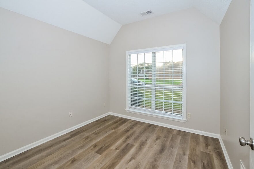 Building Photo - 6164 Kingsview Dr
