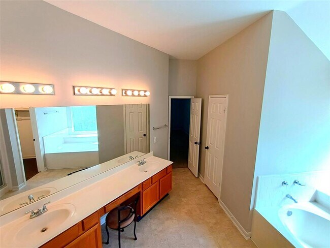 Building Photo - 3821 Pin Oak Dr N
