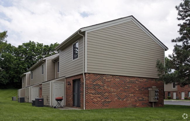 Building Photo - Franklin Court Apartments