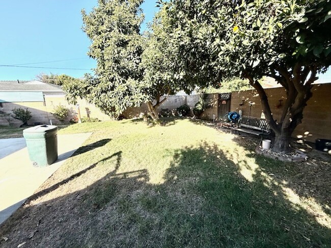 Building Photo - ***NEW ON MARKET*** QUAINT 2BR LAKEWOOD HO...